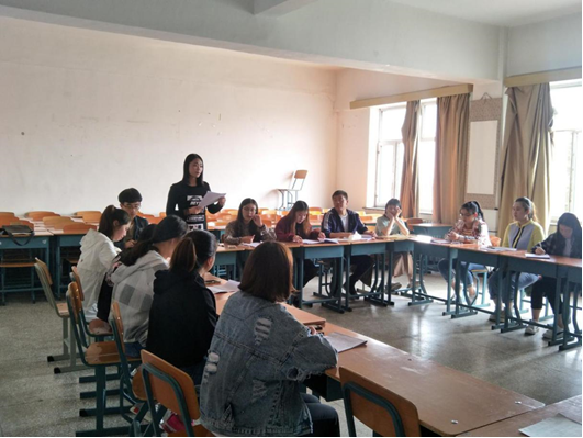 (图为中文系学习筑梦课堂成员发表观影感悟) (图为中文系学习筑梦课堂成员发表观影感悟)